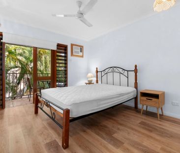 Charming 2-bedroom furnished townhouse, a leisurely stroll to the b... - Photo 2