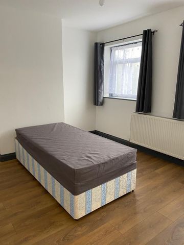 Available Immediately 3/4 Bedrooms 1 Bathrooms , 2 W/C , Semi Detached House in Wembley HA9 Rent £3500 exclusive of bills. - Photo 3