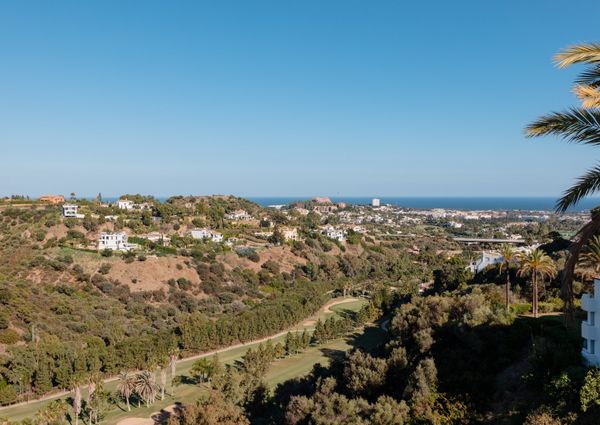 Luxury vacation home with 3 bedrooms in the contemporary urbanization of Los Altos de la Quinta, Benahavís, with panoramic views of the mountains, the golf courses and the sea, very close to golf courses and a few minutes by car from Puerto Banús