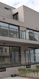 Ruim appartement van 112m2 met een terras van 10m2 en garage - Photo 3