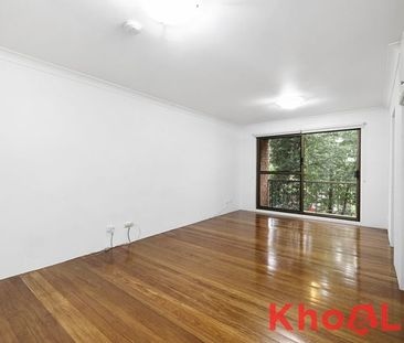 BEAUTIFULLY SPACIOUS ONE BEDROOM IN GREAT LOCATION - Photo 3