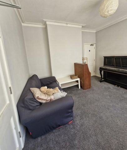 1 bedroom in a house share to rent - Photo 2