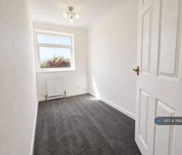 3 bedroom end of terrace house to rent - Photo 4