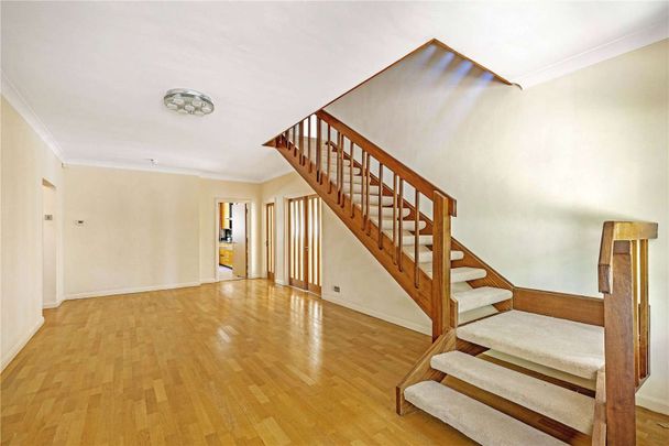 A spacious six bedroom house located in a gated development with a large private garden and garage. - Photo 1