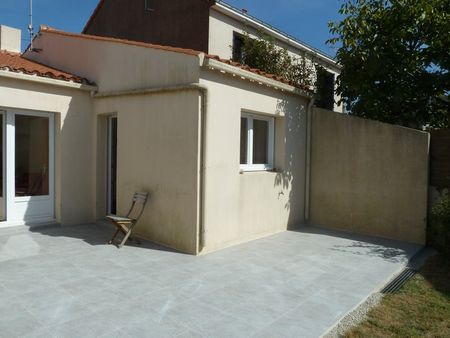 A LOUER LA ROCHE SUR YON - QUARTIER SACRE COEUR - MAISON T5 AVEC TERRASSE/JARDIN - Photo 4