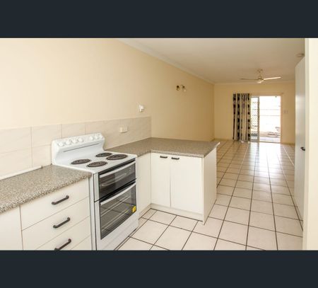 2/364 Mccoombe Street, Mooroobool, Qld 4870 - Photo 4