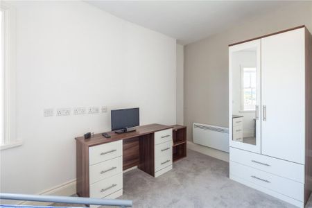 4 bedroom apartment to rent - Photo 4