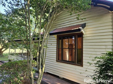 Charming 2-Bedroom Cottage - Photo 5