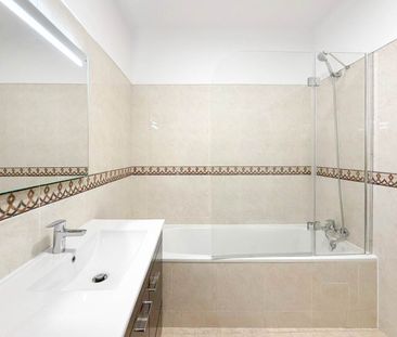 Apartamento T2 com garagem para arrendamento em Portimão! - Photo 1