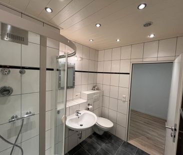 Zentrale und ruhig gelegene 2-Raum-Wohnung mit Balkon und Einbauk - Photo 2