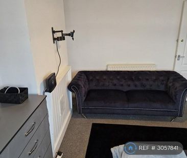 1 bedroom in a flat share to rent - Photo 1