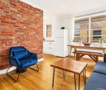 Stylish Top-Floor Retreat Moments from Dee Why Beach - Photo 2