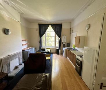 4 bedroom flat to rent - Photo 1