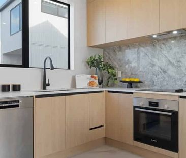 Not your average cookie-cutter townhouse - Photo 5