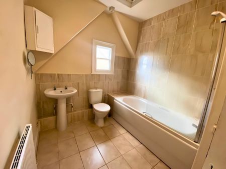 1 bedroom in a house share to rent - Photo 3