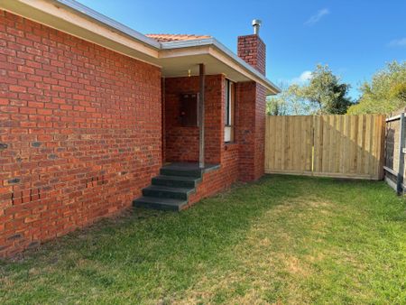 FANTASTIC LOCATION - IMMACULATE COASTAL HOME WITH TIMBER FLOORS - Photo 5