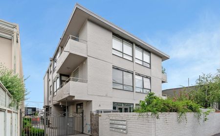 Comfortable living in boutique apartment - Photo 4