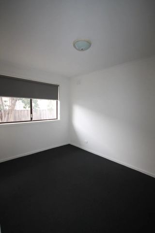 LIGHT AND BRIGHT LIVING - Photo 2