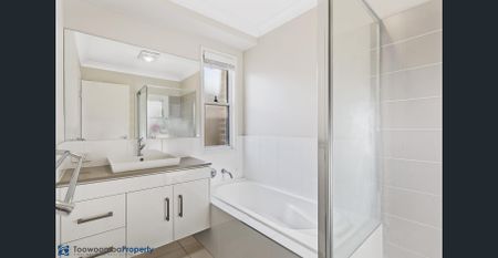 Immaculate unit in Kearneys Springs, only short stroll to local parklands and USQ! - Photo 4