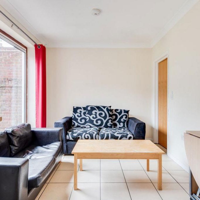 6 bedroom house to rent - Photo 1