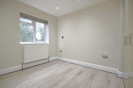 3 bedroom flat to rent - Photo 4