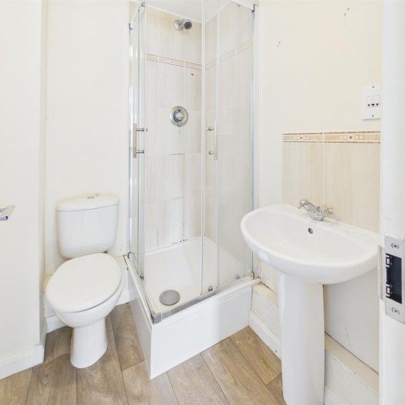 2 BED Flat To rent - Photo 1