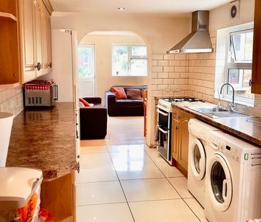 Room in a Shared House, Longley Road, SW17 - Photo 1