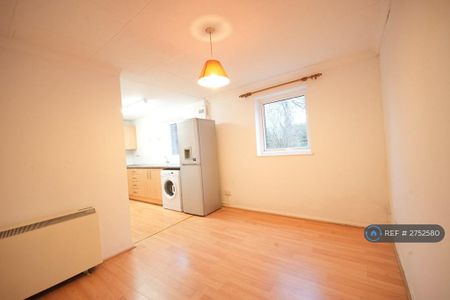 3 bedroom flat to rent - Photo 2