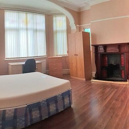 6 bedroom semi-detached house to rent - Photo 1