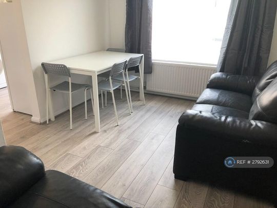 4 bedroom end of terrace house to rent - Photo 1