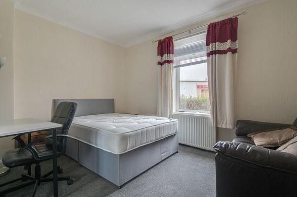 2 bedroom ground floor flat to rent - Photo 1