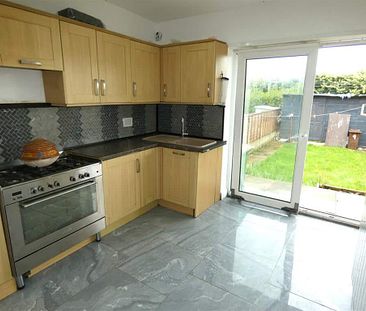 3 Bedroom Terraced House to Rent in Preston - Photo 2