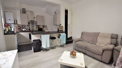 3 bedroom House in Elizabeth Street, Leeds - Photo 4