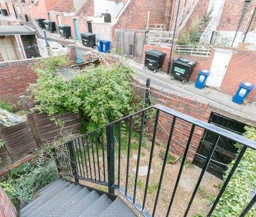 3 bedroom flat to rent - Photo 3