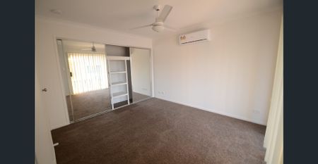 Spacious Modern 3 Bedroom with 2 Bathroom Townhouse For Rent - Photo 2