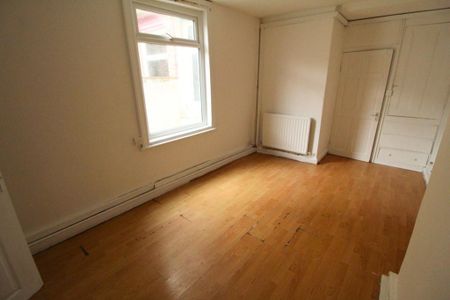 4 bedroom terraced house to rent - Photo 3