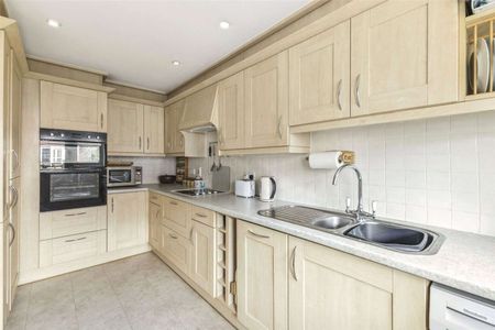 Two bedroom retirement cottage in the heart of Beaconsfield Old Town with a private patio and communal gardens. - Photo 5