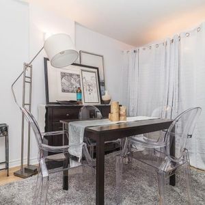 Très beau condo de 2 chambres avec de belles dimensions - Photo 2