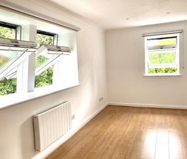 Quiet modern unfurnished one bedroom top floor flat to let – ideall... - Photo 1