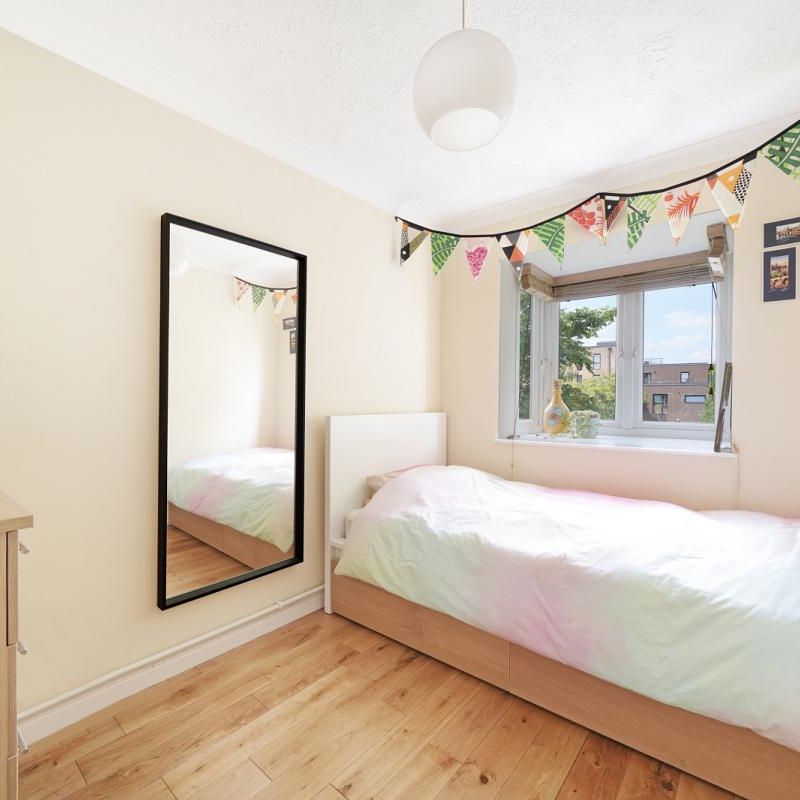 2 bedroom flat in London - Photo 1