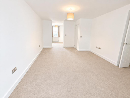 4 bedroom semi-detached house to rent - Photo 3
