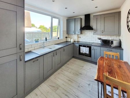 2 bedroom Flat To Let - Photo 3