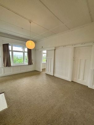 Sea views, flat lawn, close to shops & beach - Photo 1