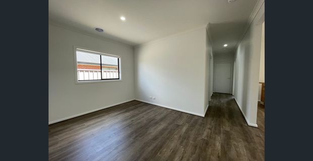 FOUR BEDROOM HOME - LOW MAINTENANCE ! - Photo 1