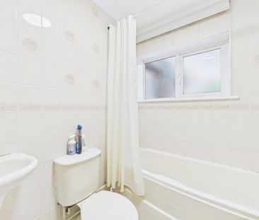 2 bedroom House in Forest Hills, Camberley - Photo 3