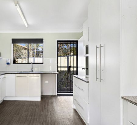 Spacious 4 bedroom home with dual living space - Photo 4