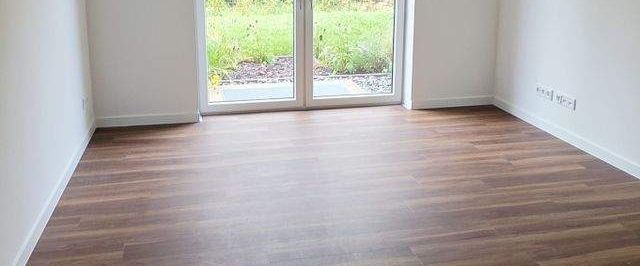 Attraktiver Neubau, Traumausstattung, große Terrasse, ruhige Lage mit viel Grün! - Photo 1