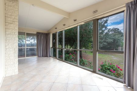 Charming Family Home with Pool in Prime Frankston South Location! - Photo 2
