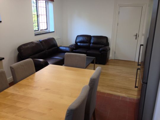 Room in a Shared House, Very Near South Side The Common Area, W5 - Photo 1