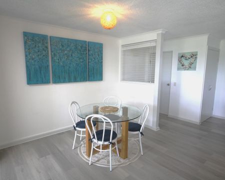 Fully Furnished Top-Floor 2-Bedroom Apartment! - Photo 3